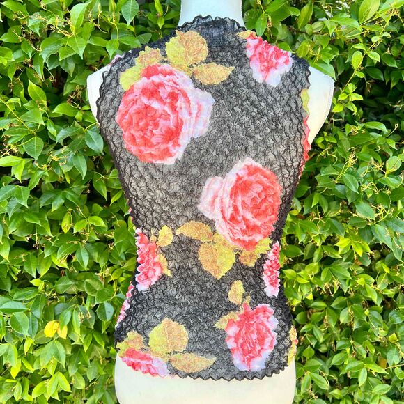 Vintage Popcorn Crinkle Top by Passport Black Red Roses Floral Womens One Size - Picture 3 of 4